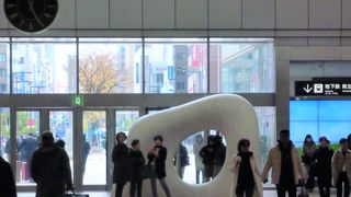 `南口の白い大きなオブジェ`