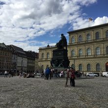 歌劇場の前はとても大きな広場です。