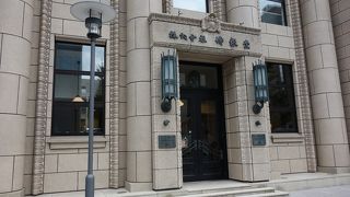 復元された重厚で美しい建物