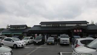 国道113号線沿い．足湯と日帰り温泉を併設し，便利