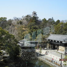 ロビーから見える高知城