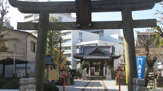 拝殿はお寺さんの様な建物です。