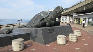 親不知にある道の駅．場所柄から駐車場は細長くなっています．