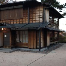 横から見た 旧ハワイ王国公使別邸。