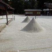 上賀茂神社境内にある盛砂