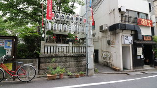 飲食店街の奥にあります