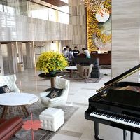 フロントにはグランドピアノが設置