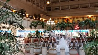 広い吹き抜けが特色の大空港