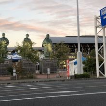 高知駅の正面左手には土佐三志士の像がお迎えしてくれます。