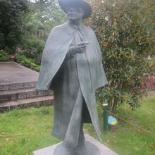 こんな感じで気品のある美しい像です