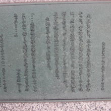 台座部分の織田氏の解説の様子