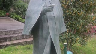 神社内にあるとは思えない、お洒落なデザインの像です