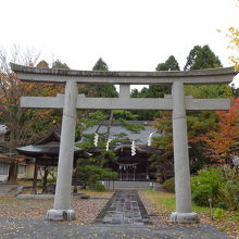 公園内の弥高神社
