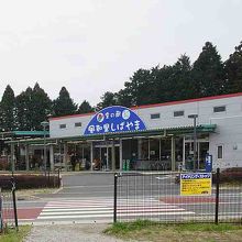 駐車場は道路の反対側でした。