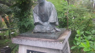 正座スタイルの像は珍しいなと思いました