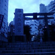 石碑が立っています。