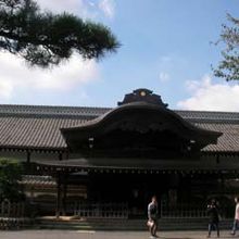 唐破風屋根の入口