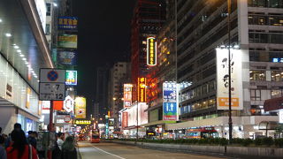 土日の夜はたくさんの人出