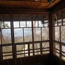 昔のガラスなのか、歪んで見えました。