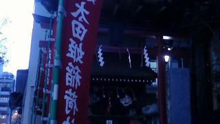 道路脇に小さく立たずみます。