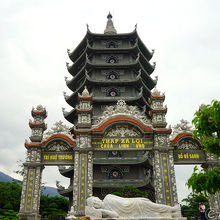 リンウン寺の仏塔。お釈迦様の涅槃像があります