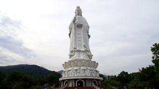 夜間ライトアップでは第三の目「白毫」が光るのをお見逃しなく