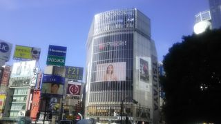 スクランブル交差点にある TSUTAYA 