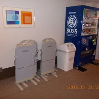 エレベーター前のズボンプレッサー