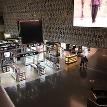 乗り継ぎ時間が長くてもウインドウショッピングで時間を潰せる