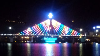 カラフルなグラデーションのライトアップが美しい