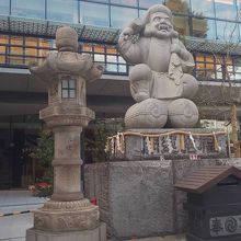 何か新しい建物を建造してます