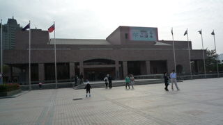高雄市立美術館は内惟土卑文化園区にあり、台湾第3の公立の美術館です。常設展は無料で見ることができます。