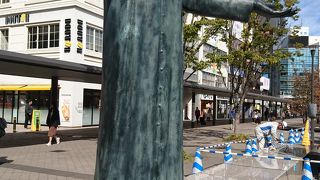 大分駅前に建つザビエル像