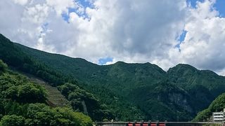 大河のようなダム湖になっている