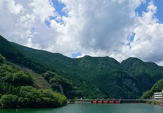 大河のようなダム湖になっている