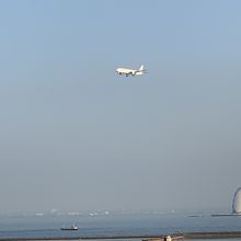 羽田空港に着陸する飛行機