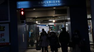 駅のすぐ横にあります