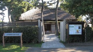 創建当時の姿に完全に復元され、来客用の漆塗りの便器まであります。