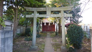 石造りの鳥居に赤い祠