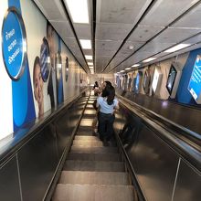 エスカレーターでおります。