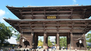 暗いので金剛力士像は細かい所まで見えません