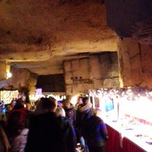 洞窟内は左右に沢山お店が出ています。