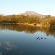 水面の逆さ伊吹山が紅葉に映える