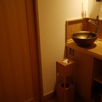 トイレ前の手洗い、手拭くきのペーパーの置き方に工夫いるかも