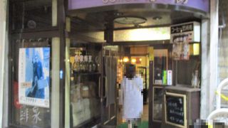 昭和を思い出させる純喫茶の風情がなんとなく落ち着く店内です。近くの温泉のお湯を使った温泉珈琲が評判です。