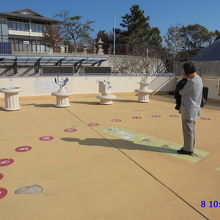 4階日時計広場、ポイントに立つと人影が時刻を