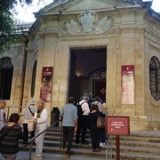 マルタの富を象徴する歴史的な聖堂。そしてカラヴァッジョが２点もある。必見の場所です。