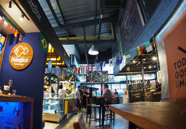 ヨーロッパのメルカード（市場：マーケット）を模した「オーガニック品ばかりを専門に扱う」郊外にあるオープンスペース・レストラン街（クリチバ／パラナ州／ブラジル）