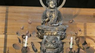 大きな文殊菩薩騎獅像