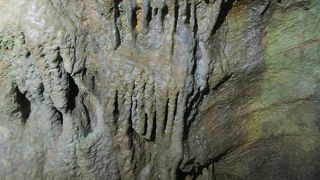巨大な縦穴と長い螺旋階段を特徴とする鍾乳洞